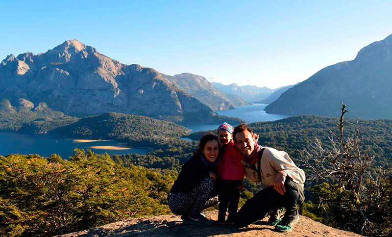 Pareja con hija de tres años inició una travesía a dedo de Ushuaia a Alaska