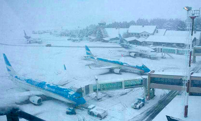 El aeropuerto de Bariloche continúa cerrado por acumulación de nieve