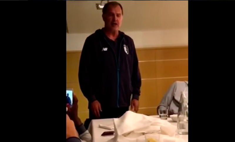 Un loco lindo: Bielsa le cantó un tango al plantel del Lille