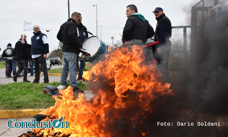 Reclamo frente al Carrefour en defensa de trabajadores de vigilancia despedidos