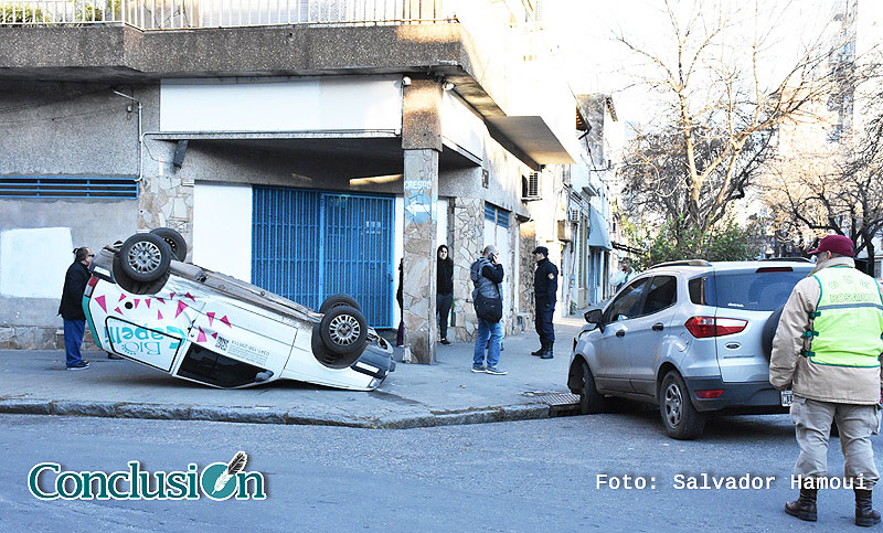 Un auto voló a la vereda tras espectacular choque en Urquiza y Crespo