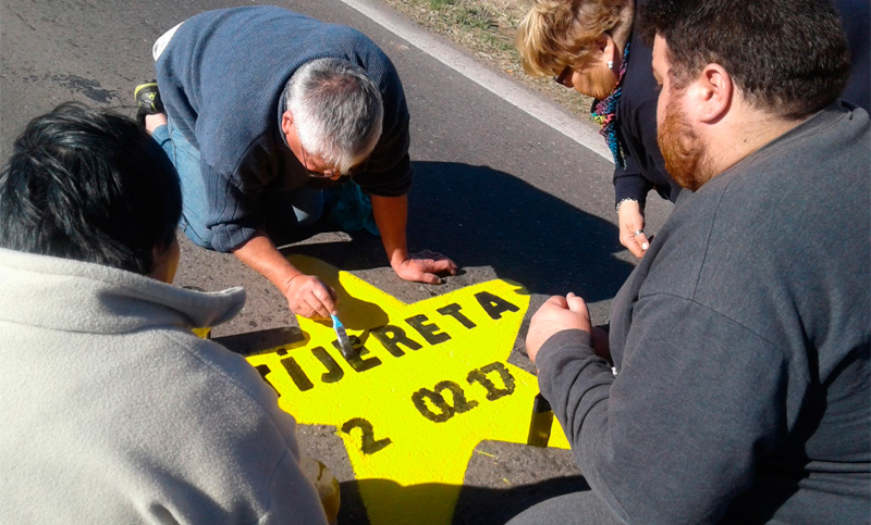 Familiares de las víctimas de Monticas pintaron 13 estrellas en la ruta 33