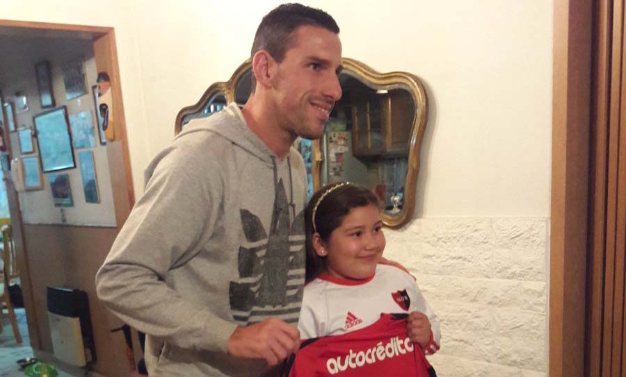 Maxi le regaló una camiseta a la nena que ofreció sus ahorros para que se quede