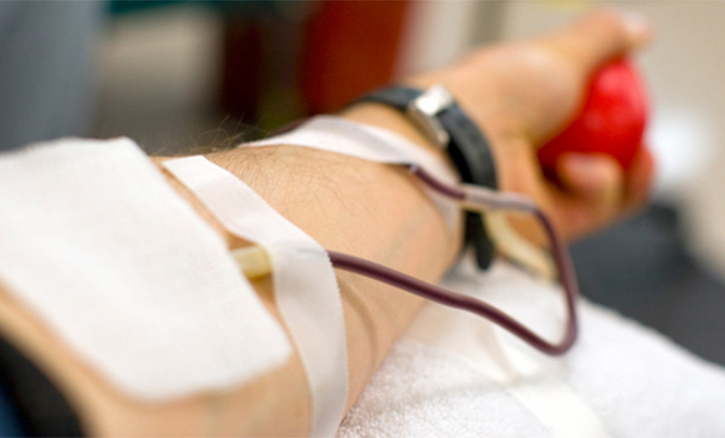 No lo dejaron donar sangre por ser gay y tras la denuncia se logro un importante cambio