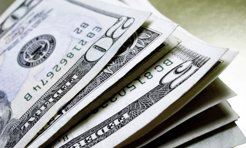 El dólar avanzó dos centavos y cerró $17.30 para la venta