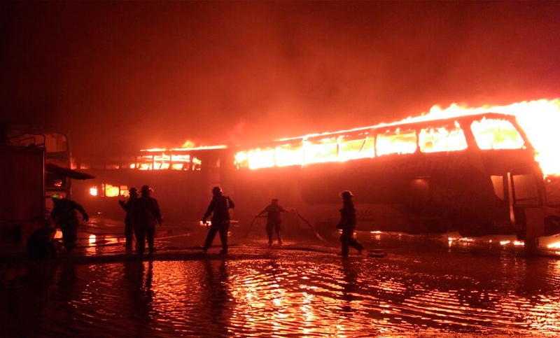 Un voraz incendio en galpón de Monticas destruyó al menos 30 colectivos