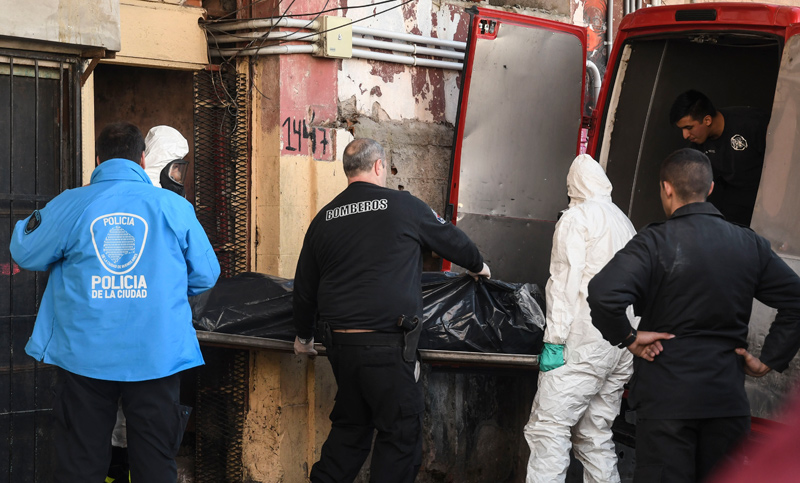 Tres adultos y un bebé murieron en un voraz incendio en La Boca