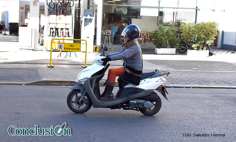 Motorizada y abrigada para encarar un nuevo día…