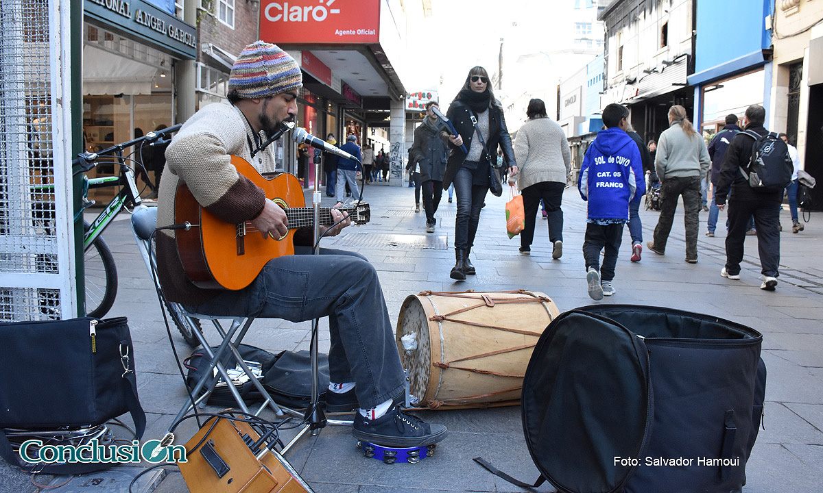 Con su música se gana dignamente la vida y alegra el andar de los peatones en calle Córdoba