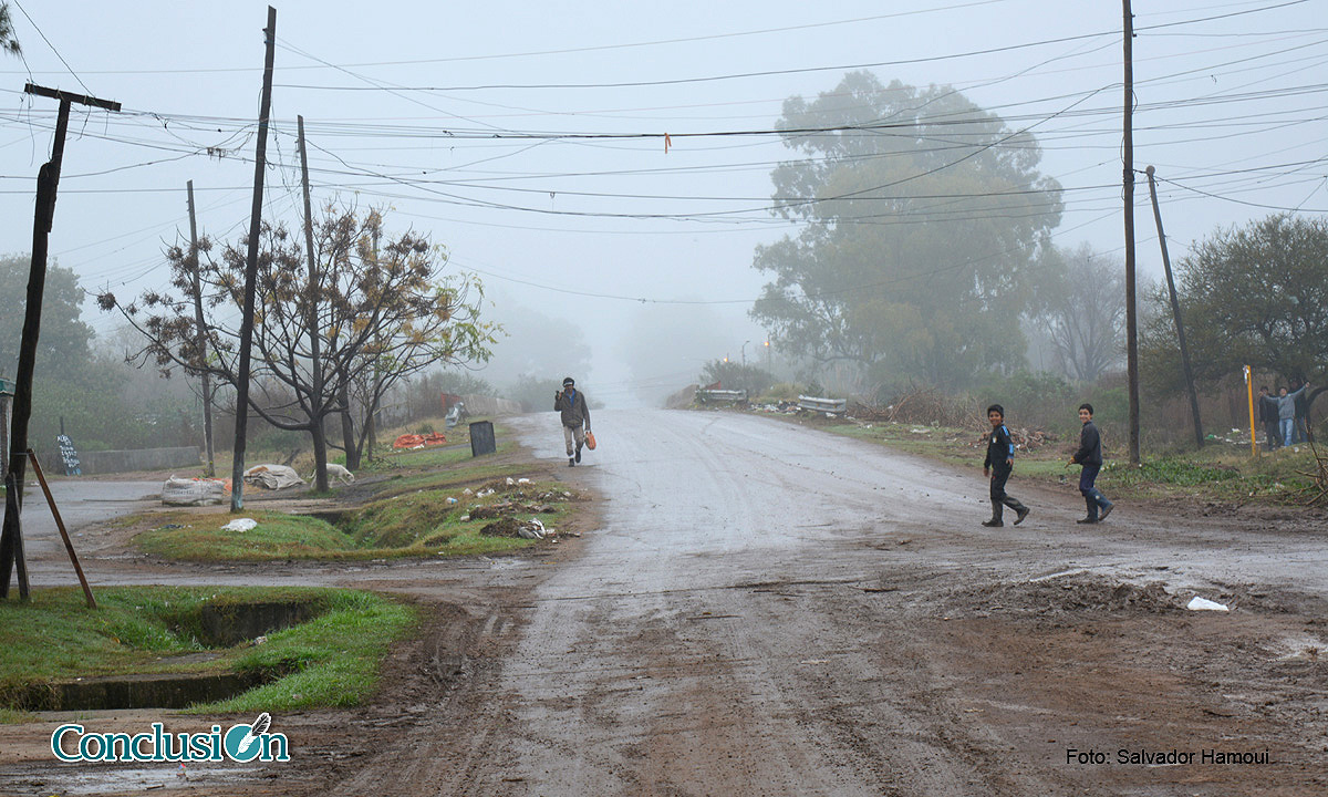 Frío, niebla y llovizna, una postal de estos días en la ciudad