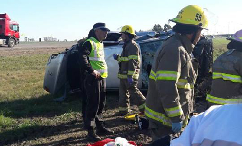 Volcó un auto en la autopista a Córdoba: cuatro heridos