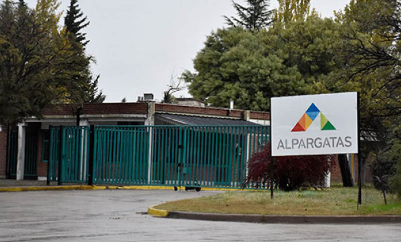 Crisis textil: Alpargatas vendió una planta en Catamarca y adelantó vacaciones