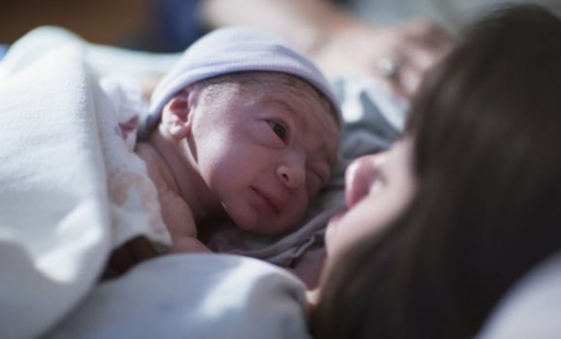 ¿Qué es «la hora sagrada» y qué efectos tiene madre y niño cuando se respeta?