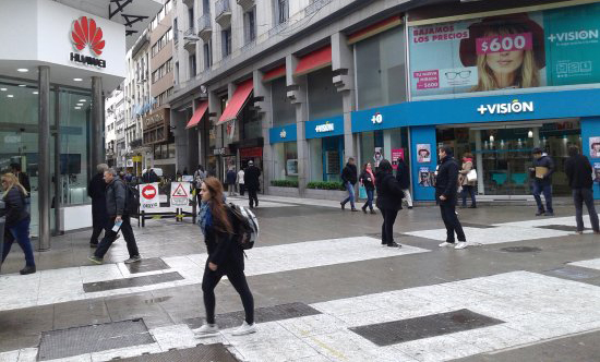 La crisis golpea con locales cerrados en la zona más concurrida de Buenos Aires