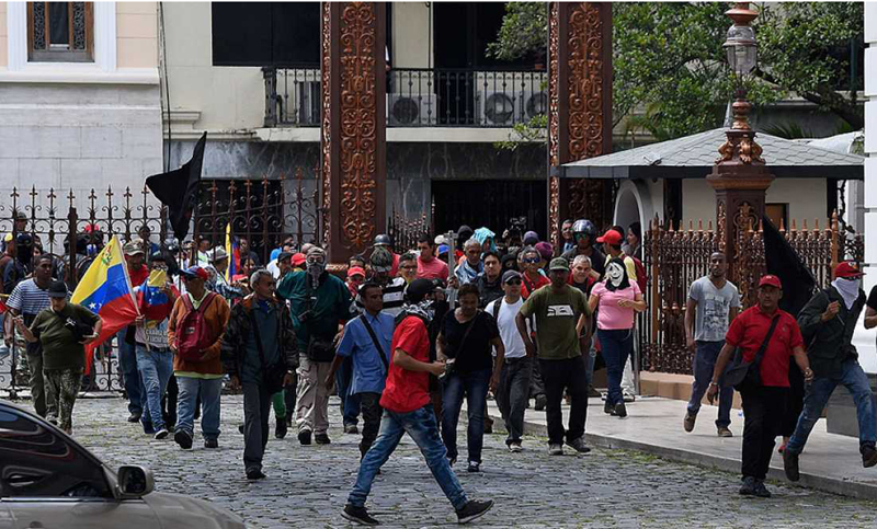 Venezuela: un grupo de chavistas irrumpió en el Parlamento e hirió a 13 personas