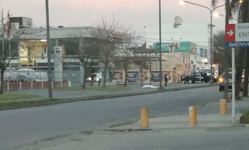 Dos autos corrían picadas, chocaron a otro y el conductor murió