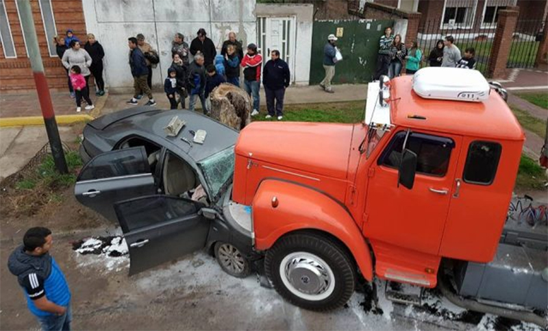 Impresionante choque entre un auto y un camión en Villa Gobernador Gálvez