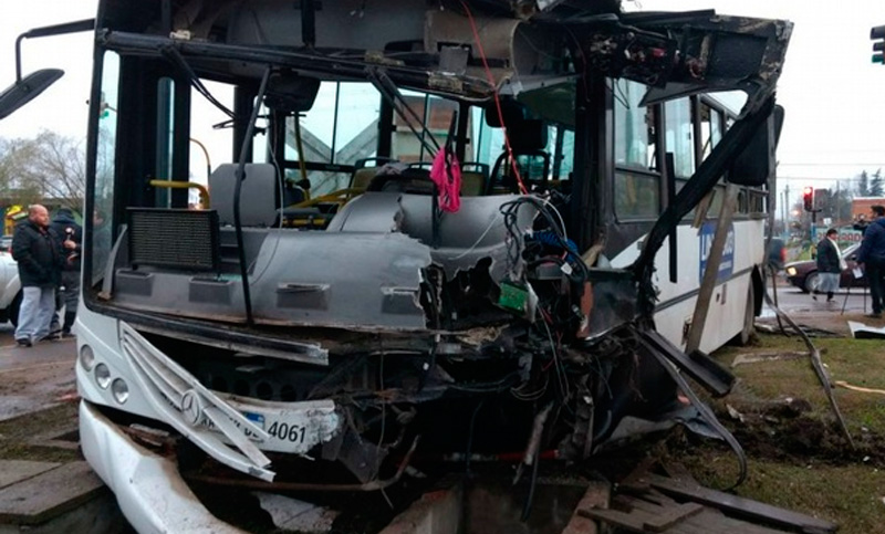 Dos muertos y catorce heridos en siniestro entre un tren y un colectivo