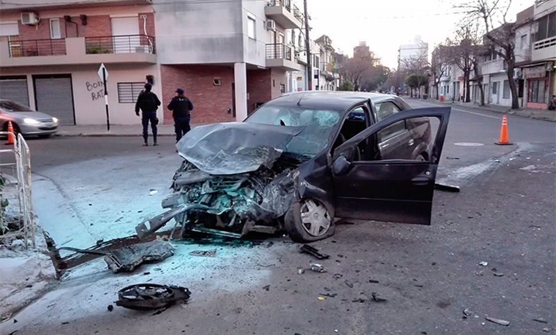 Un choque entre un auto y un colectivo dejó cuatro heridos en el macrocentro