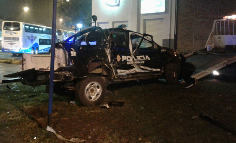 Dos policías resultaron heridos tras una violenta colisión con un micro