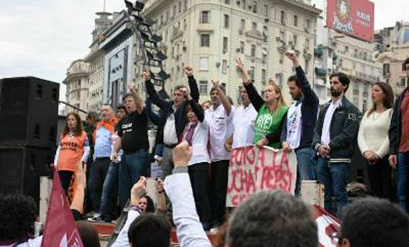 Los médicos bonaerenses instalaron una carpa blanca en el Obelisco