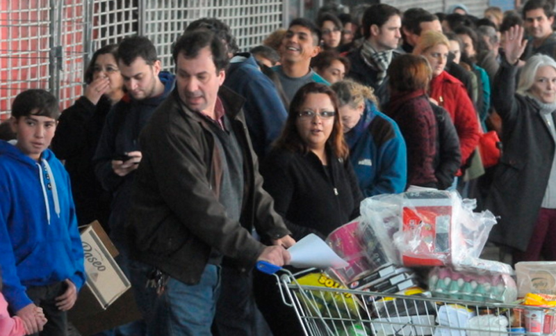Buscan prohibir filas «indignas» de más de 30 minutos en supermercados bonaerenses