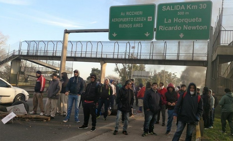 Protesta de trabajadores de Cresta Roja en la autopista Richieri por despidos