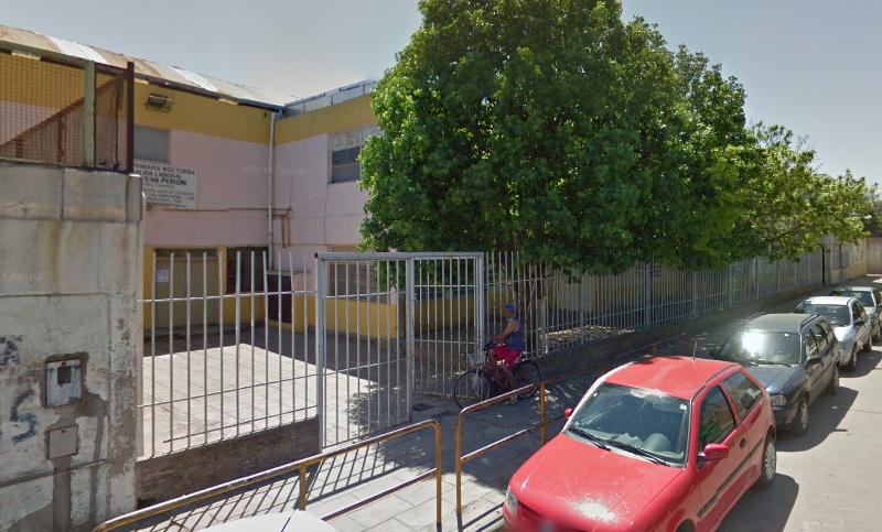 Investigan la muerte de un joven que recibió un balazo en la cara frente a una escuela