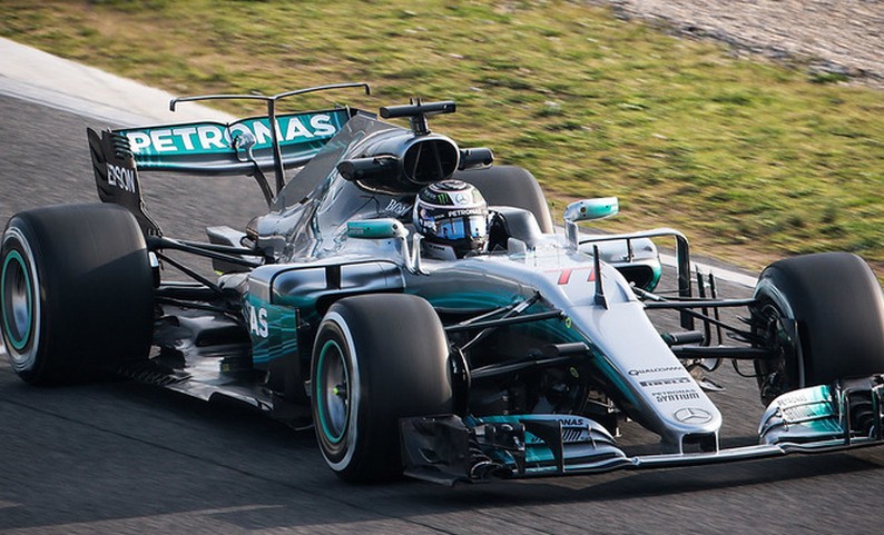 El finlandés Bottas ganó la pole y largará primero en Austria