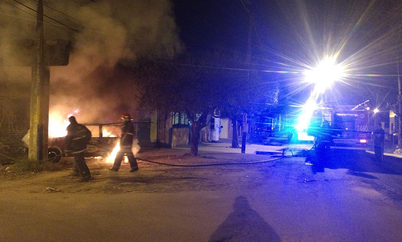 Quemacoches incendiaron un auto en la zona sur de la ciudad