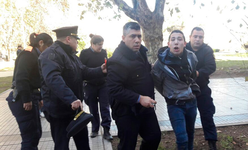 Conmoción frente a Gobernación: intentó prenderse fuego y fue detenido