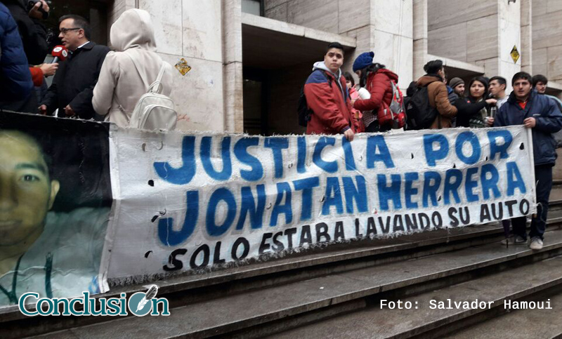 Familiares de Jonatan Herrera en contra del Fallo de la Cámara