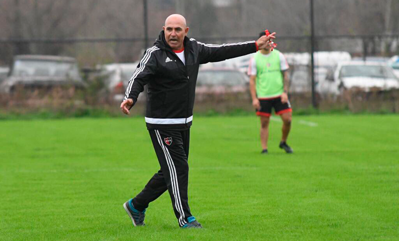 Llop dirigió su primera práctica en Newell’s, repleta de juveniles