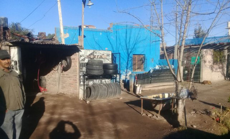 Una madre golpeó y persiguió con un cuchillo a su hija de 8 años