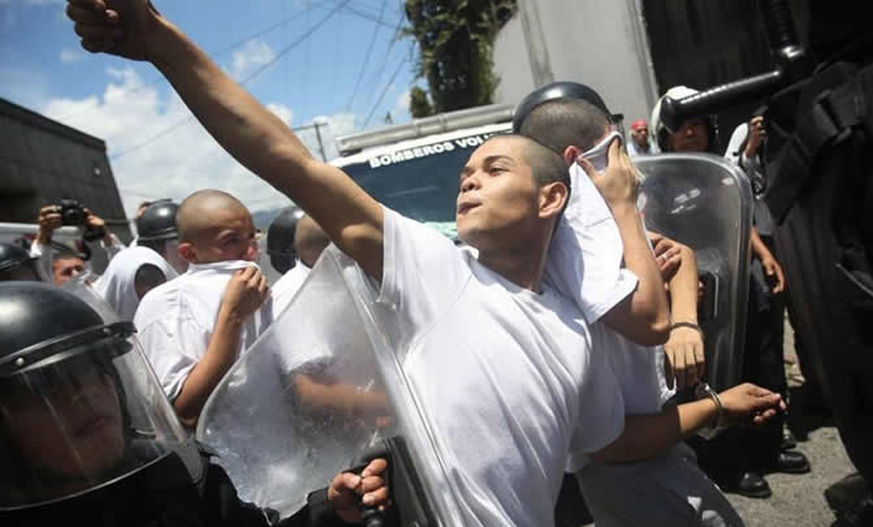Al menos doce presos resultaron heridos en un motín en Guatemala