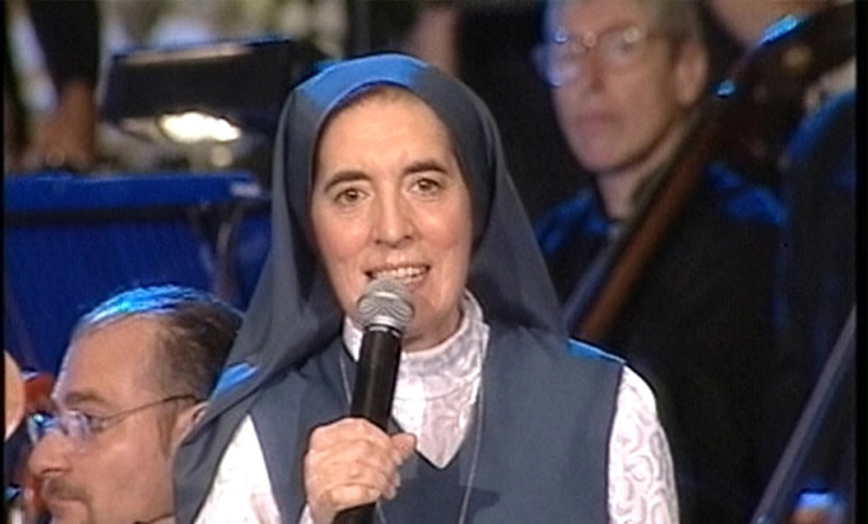 La monja estrella de la TV italiana va a brindar una charla en Rosario