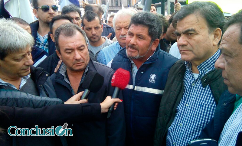 Movilización de trabajadores frente al Congreso por despidos en Zárate y Campana