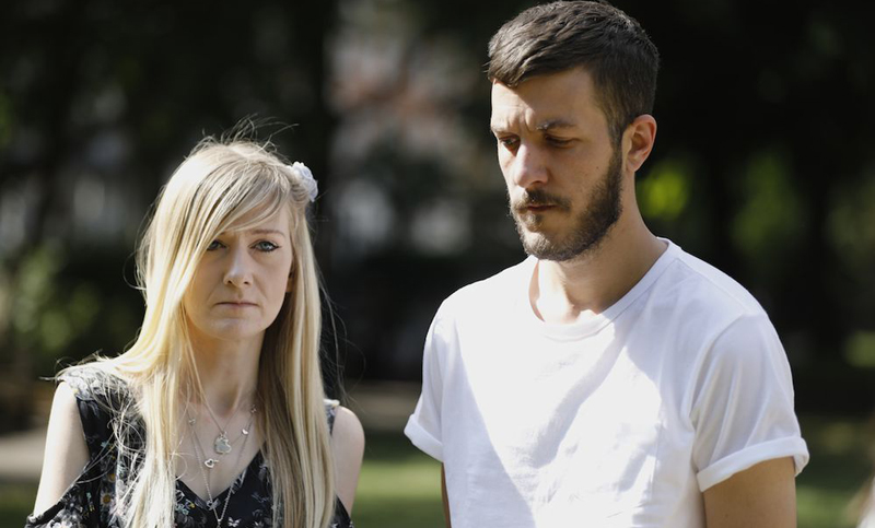 Los padres del bebé británico enfermo comparecen ante la corte