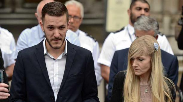 Los padres del bebé británico enfermo abandonan batalla legal