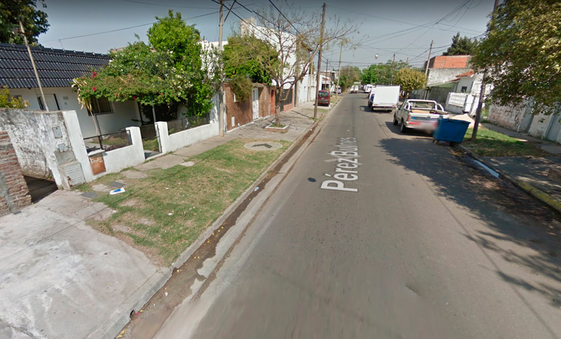 Entraron en su casa, lo golpearon y le prendieron fuego la moto