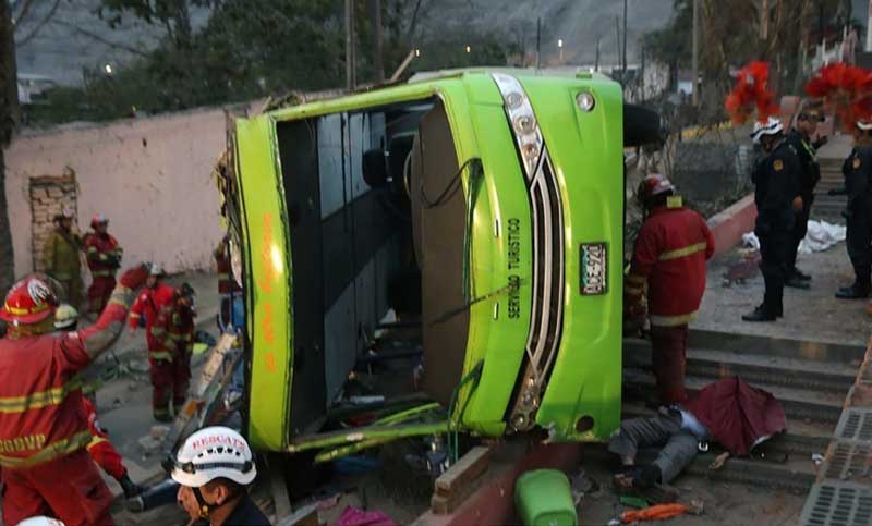 Perú: al menos nueve muertos tras el vuelco de un micro turístico