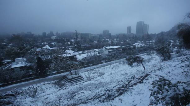 Tras fuerte nevada miles de hogares continúan sin luz en Santiago