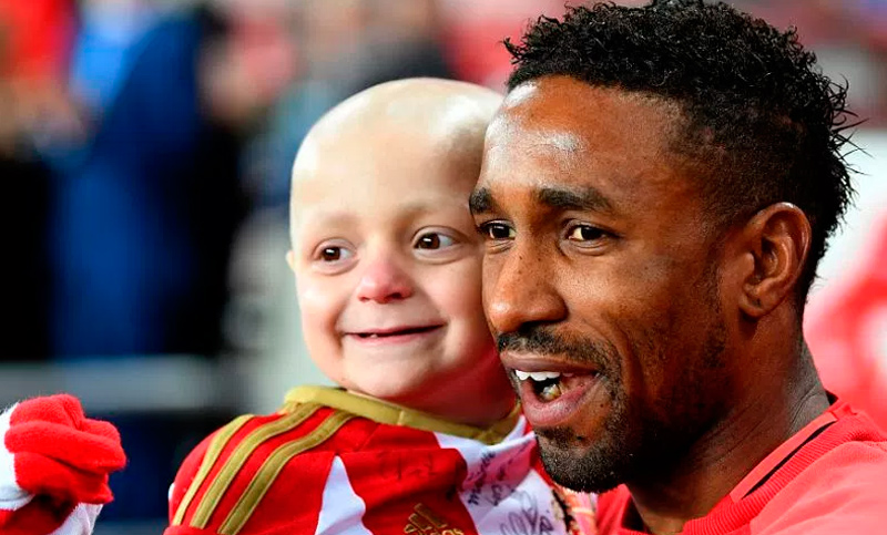 Murió Lowery, el niño con cáncer que enamoró al mundo del fútbol con su sonrisa
