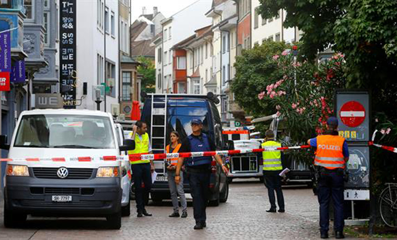 Un hombre con una motosierra hiere a cinco personas en Suiza