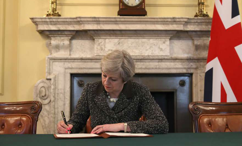 May ofrecerá dos años de libre circulación a los comunitarios tras el Brexit