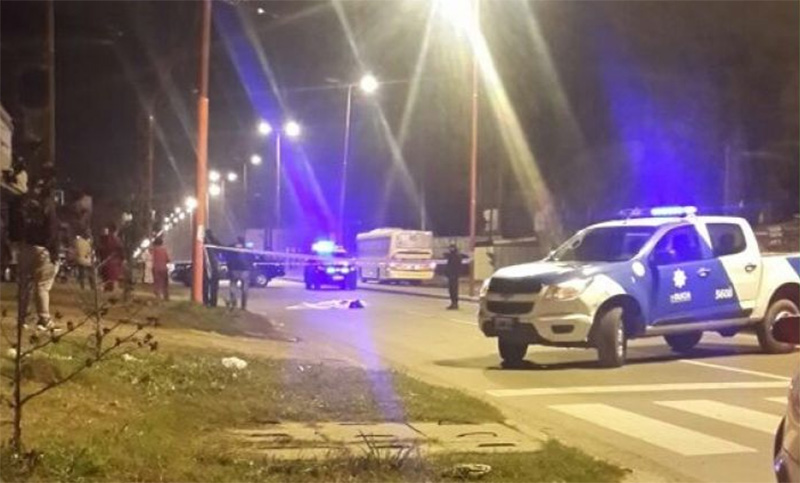 Murió un adolescente tras caerse de un colectivo en Villa Gobernador Gálvez