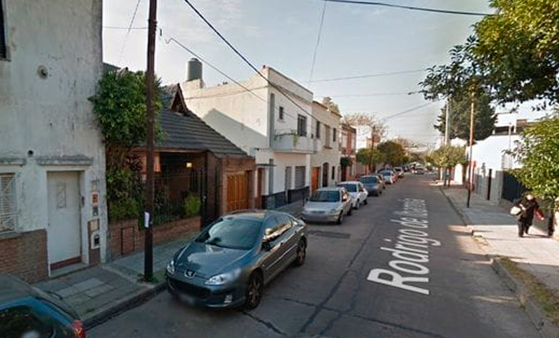 Arrojaron el cuerpo sin vida de una joven desde un auto