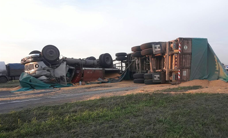 Un camionero perdió la vida tras volcar en la autopista a Santa Fe