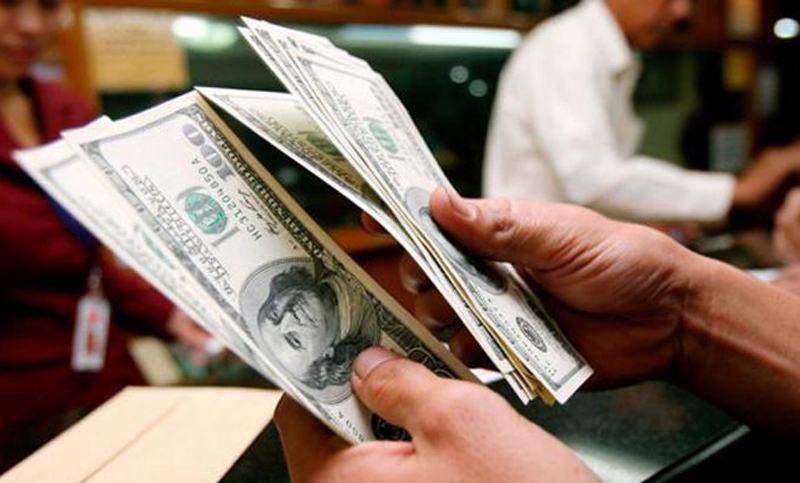 En la antesala de las Paso, el dólar cerró por debajo de los 18 pesos