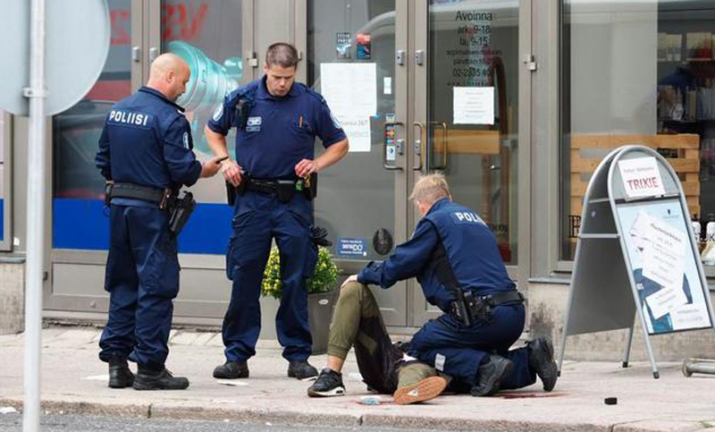 Dos muertos y seis heridos tras agresión de un hombre con un cuchillo en Finlandia